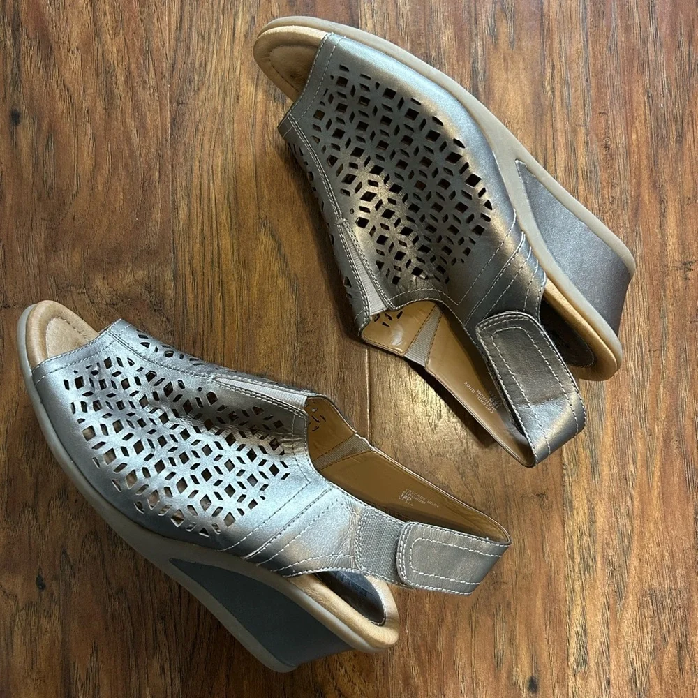 Stylish Women's Silver Wedge Sandals - Picture 7 of 7